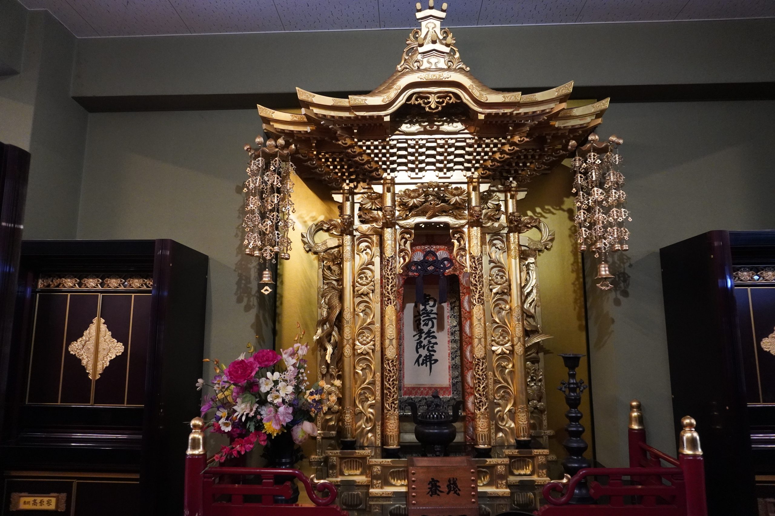 雲乗寺 納骨堂の金色の厨子と南無阿弥陀仏の掛軸